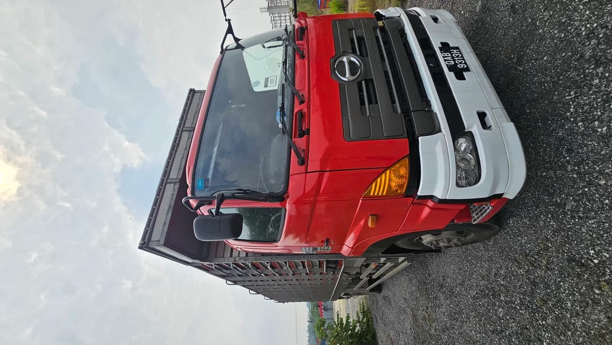 Hino Chicken Lorry | Used Commercial Truck - Image 11