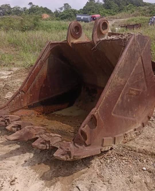 Excavator Bucket Volvo EC480DL Code 04 | Used, Teeth Damaged - Image 1