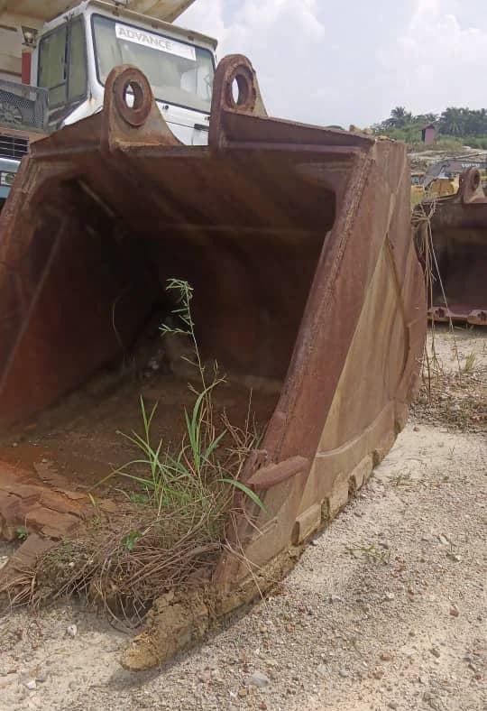 Excavator Bucket Volvo EC700CL Code 02 | Used, Rusted Teeth - Image 1