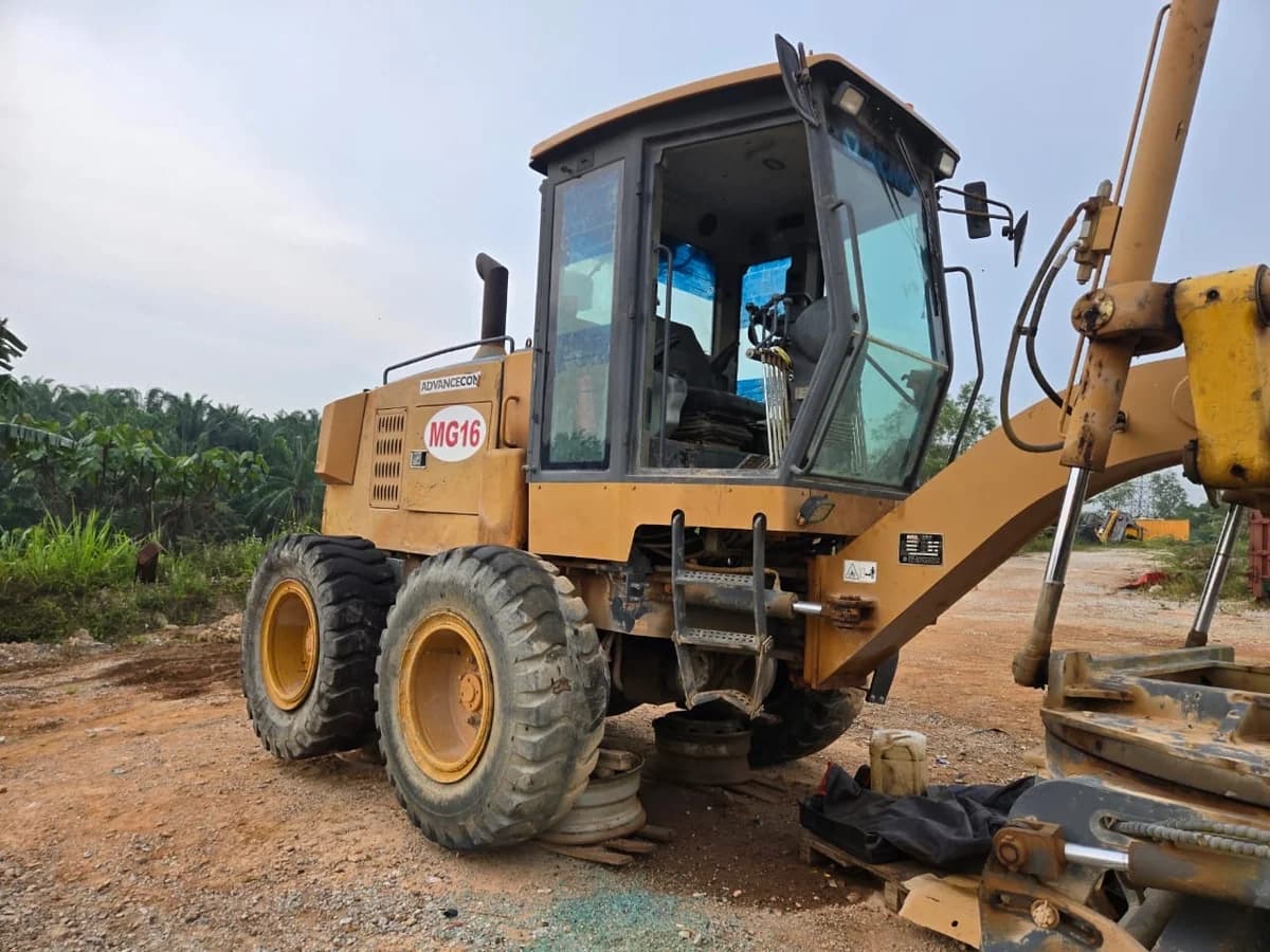 XCMG | Motor Grader | GR215 | 2017 | Used | MG16 - Cover Dented - Image 4